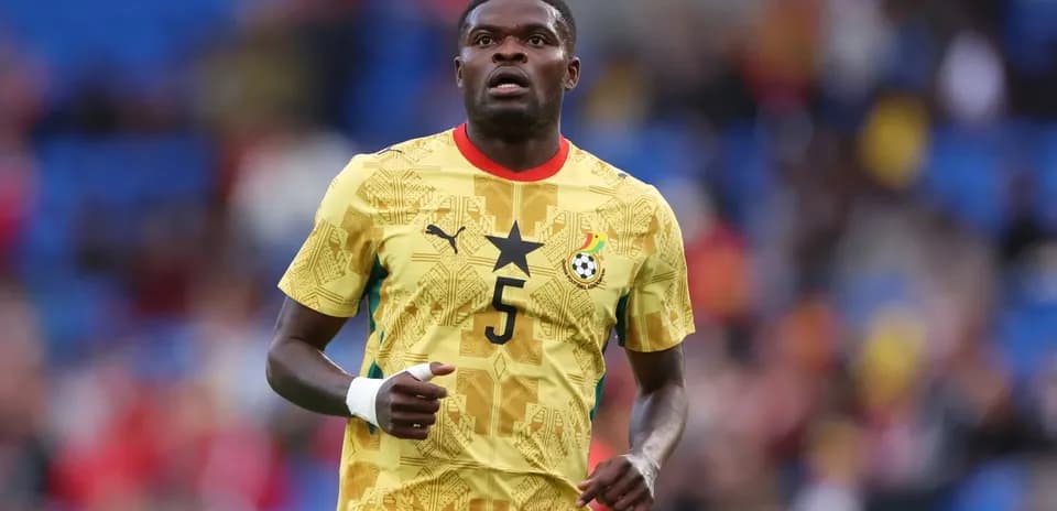 Jugador de Ghana con camiseta amarilla en el campo
