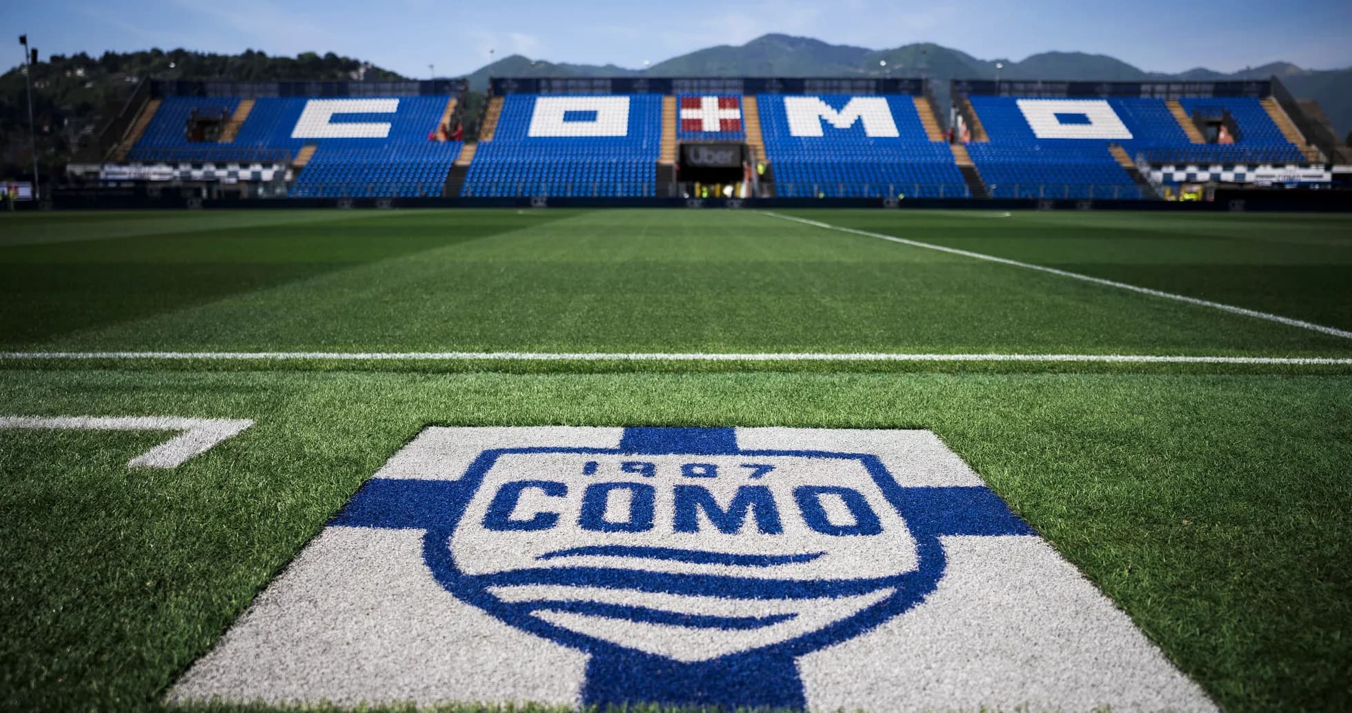 Campo de fútbol con el logo de Como 1907