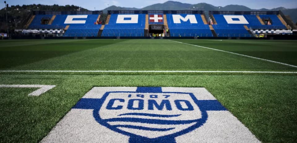 Campo de fútbol con el logo de Como 1907