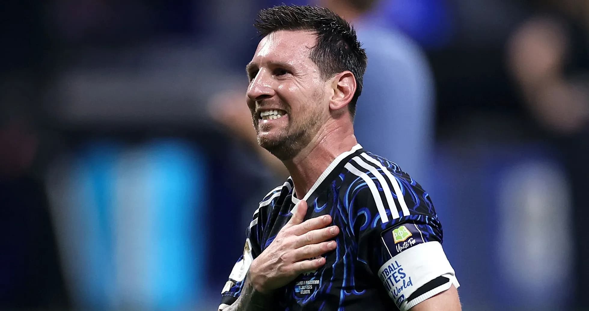 Jugador de fútbol con camiseta de Argentina celebrando