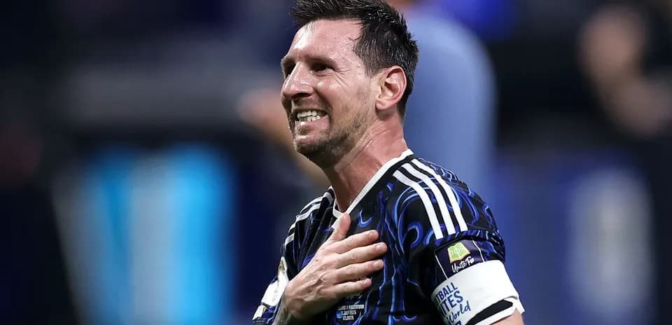 Jugador de fútbol con camiseta de Argentina celebrando