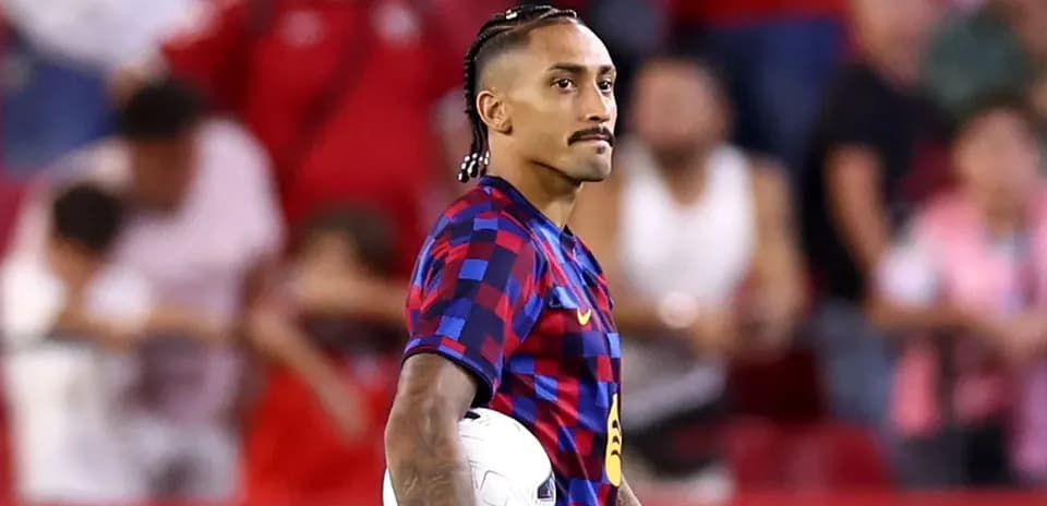 Jugador con balón durante partido de fútbol