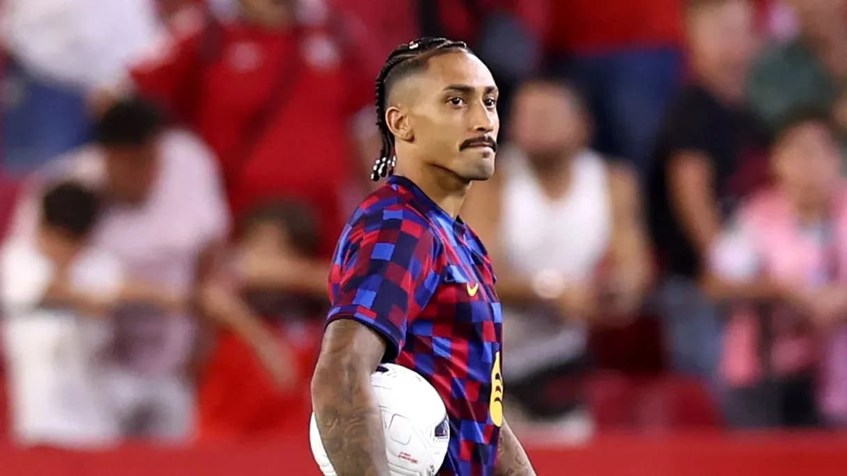 Jugador con balón durante partido de fútbol