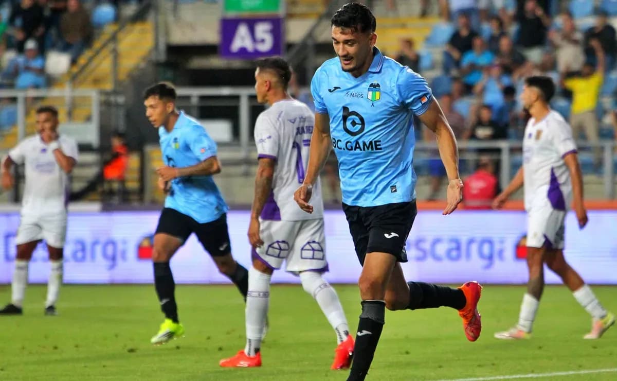 Jugador de O'Higgins celebrando un gol