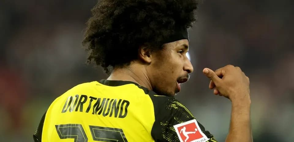 Jugador de Dortmund mostrando el número 77