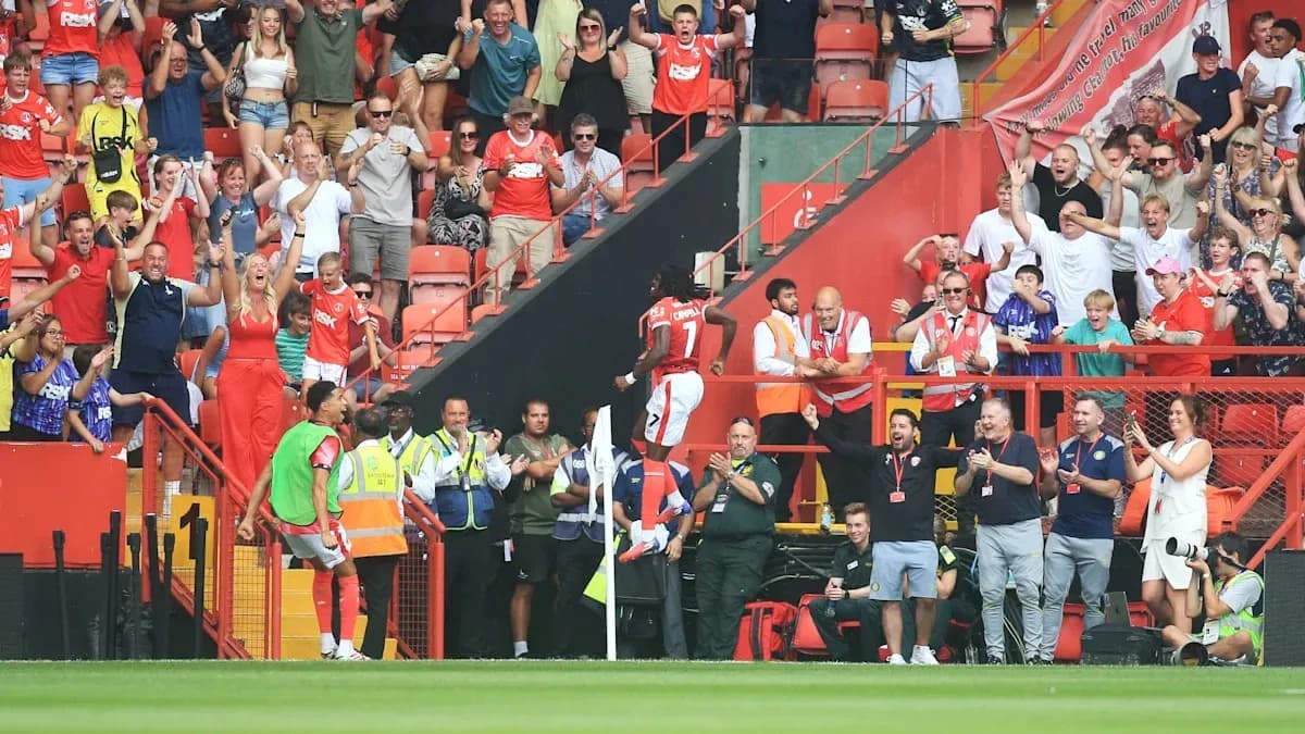 Jugadores celebrando con la afición en el estadio