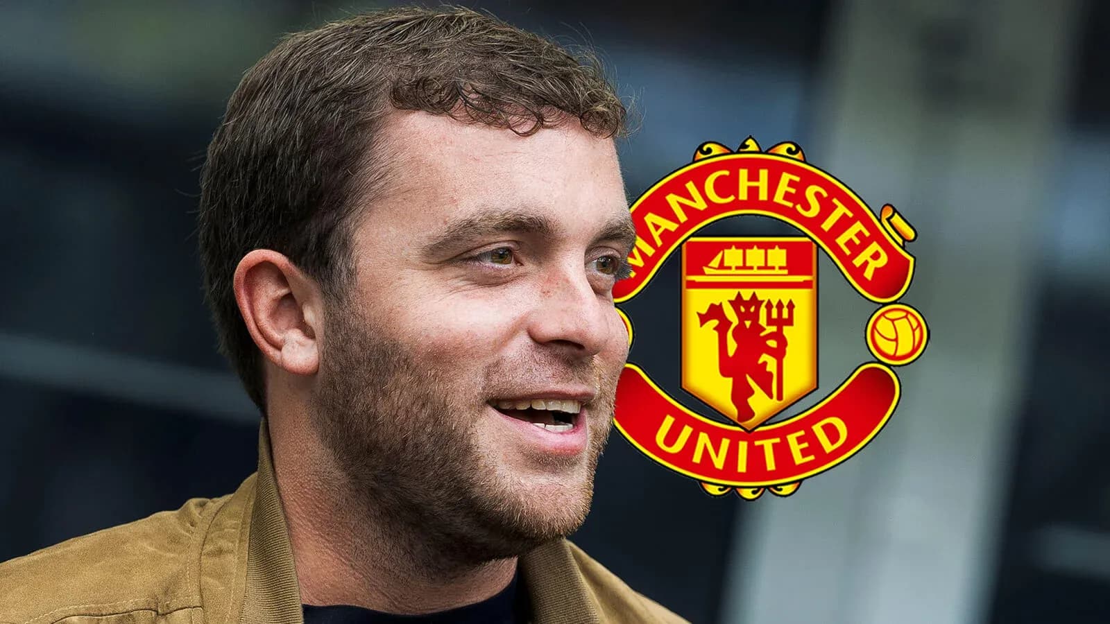 Hombre sonriendo con el logo de Manchester United de fondo