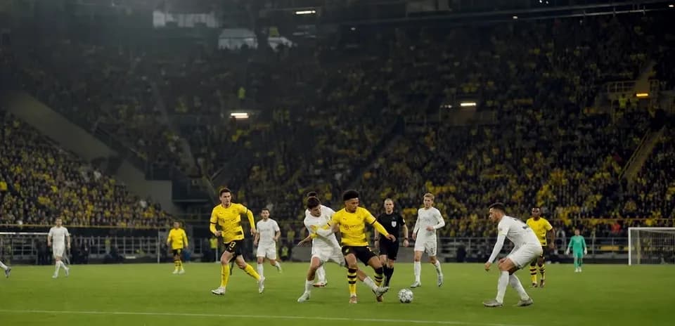 Jugadores de Borussia Dortmund en acción durante el partido
