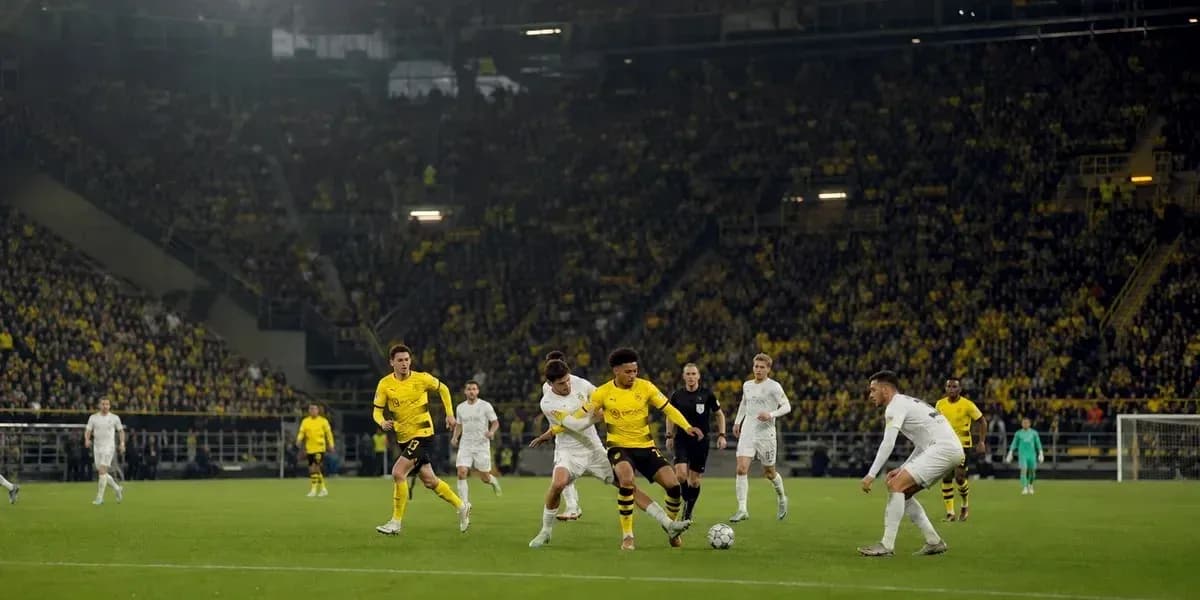 Jugadores de Borussia Dortmund en acción durante el partido
