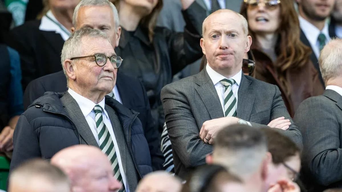Dos hombres en la tribuna durante un partido