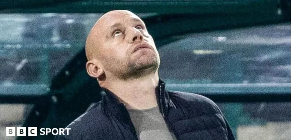 Entrenador observando el partido desde la banca