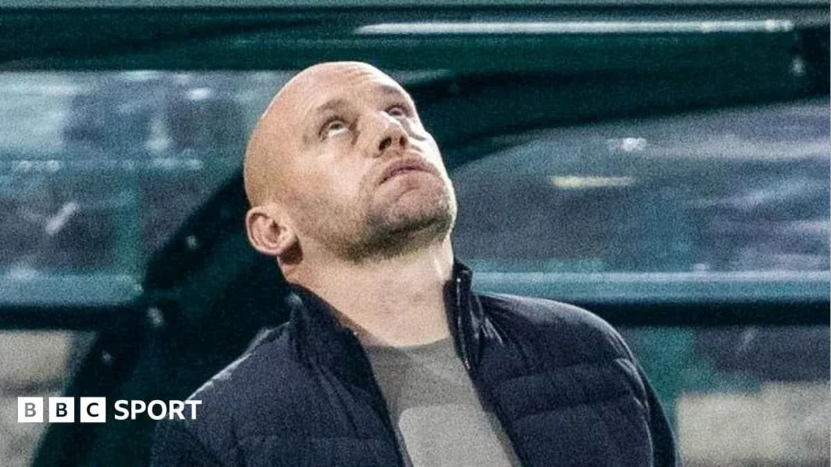 Entrenador observando el partido desde la banca