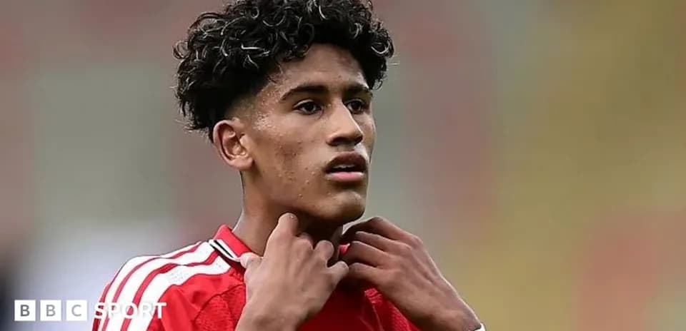 Jugador ajustándose el cuello de su camiseta