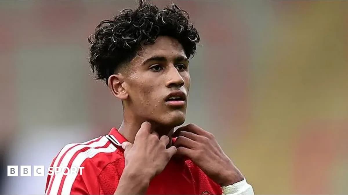 Jugador ajustándose el cuello de su camiseta
