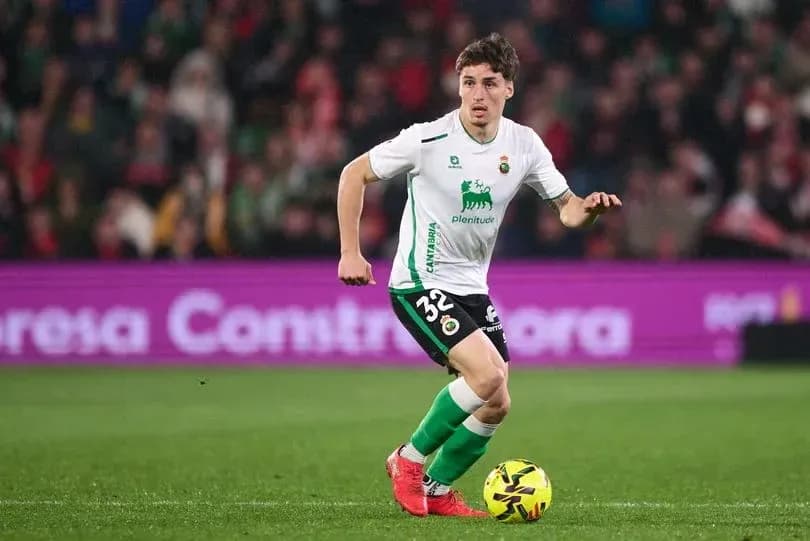 Jugador corriendo con el balón durante el partido