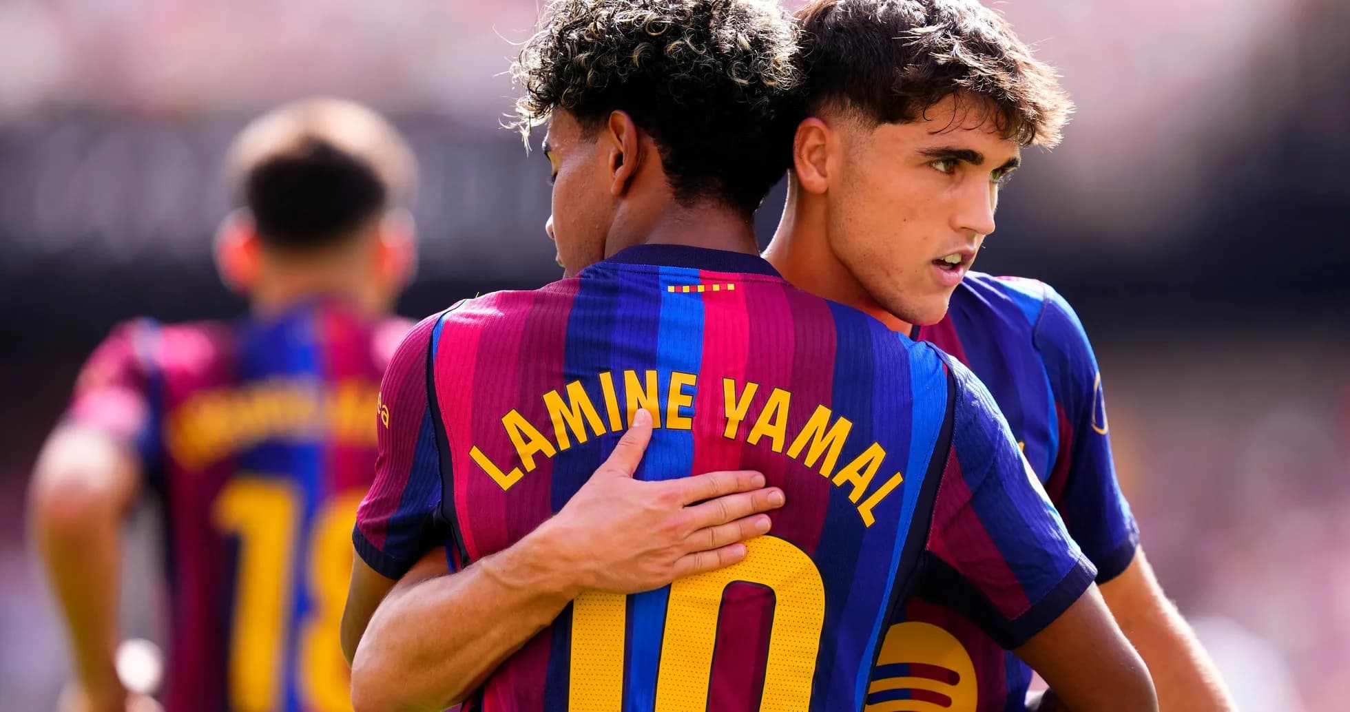 Jugadores del FC Barcelona abrazándose en el campo