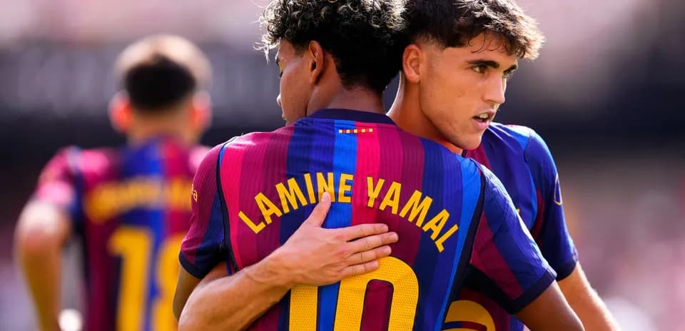 Jugadores del FC Barcelona abrazándose en el campo