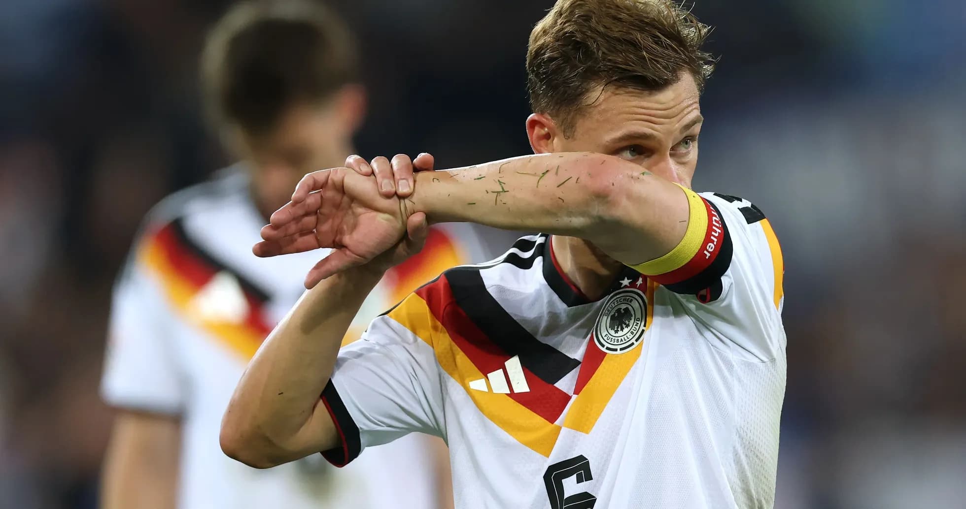Jugador de Alemania limpiándose el brazo en el campo