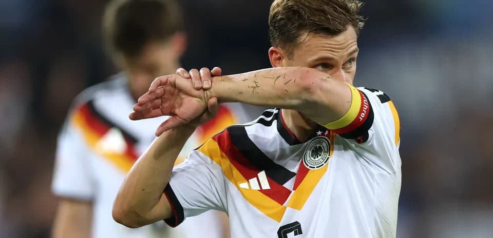 Jugador de Alemania limpiándose el brazo en el campo