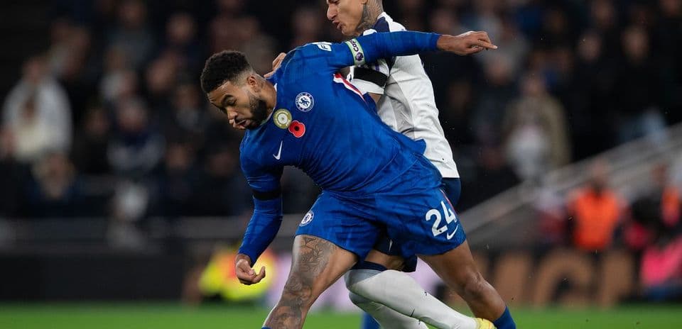 Jugador de Chelsea luchando por el balón