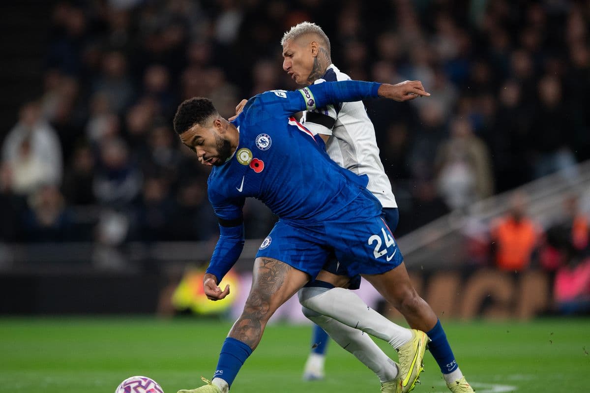 Jugador de Chelsea luchando por el balón