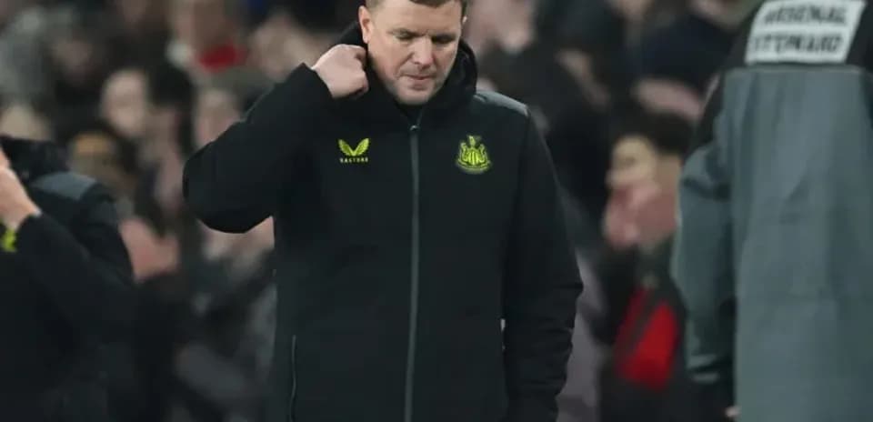 Entrenador de Newcastle caminando cabizbajo durante el partido