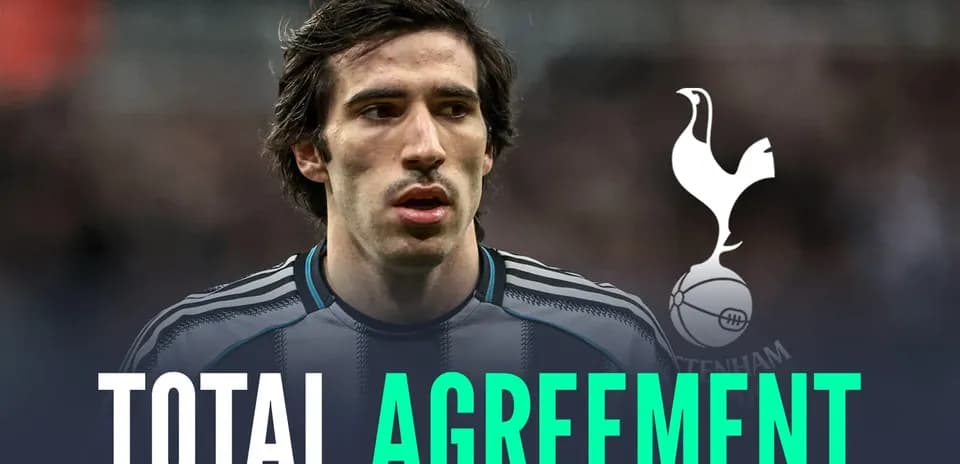 Jugador con camiseta gris y texto 'TOTAL AGREEMENT'