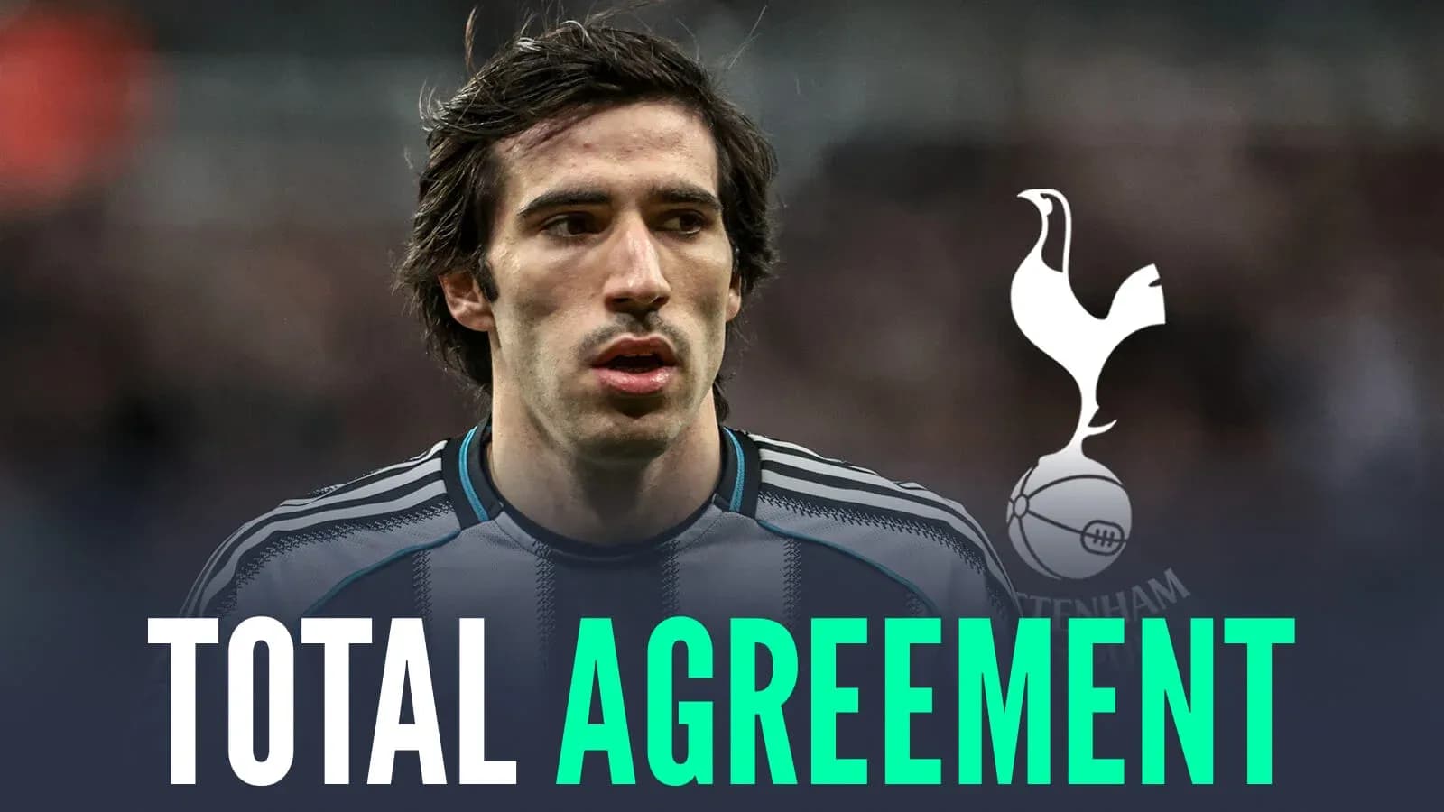 Jugador con camiseta gris y texto 'TOTAL AGREEMENT'