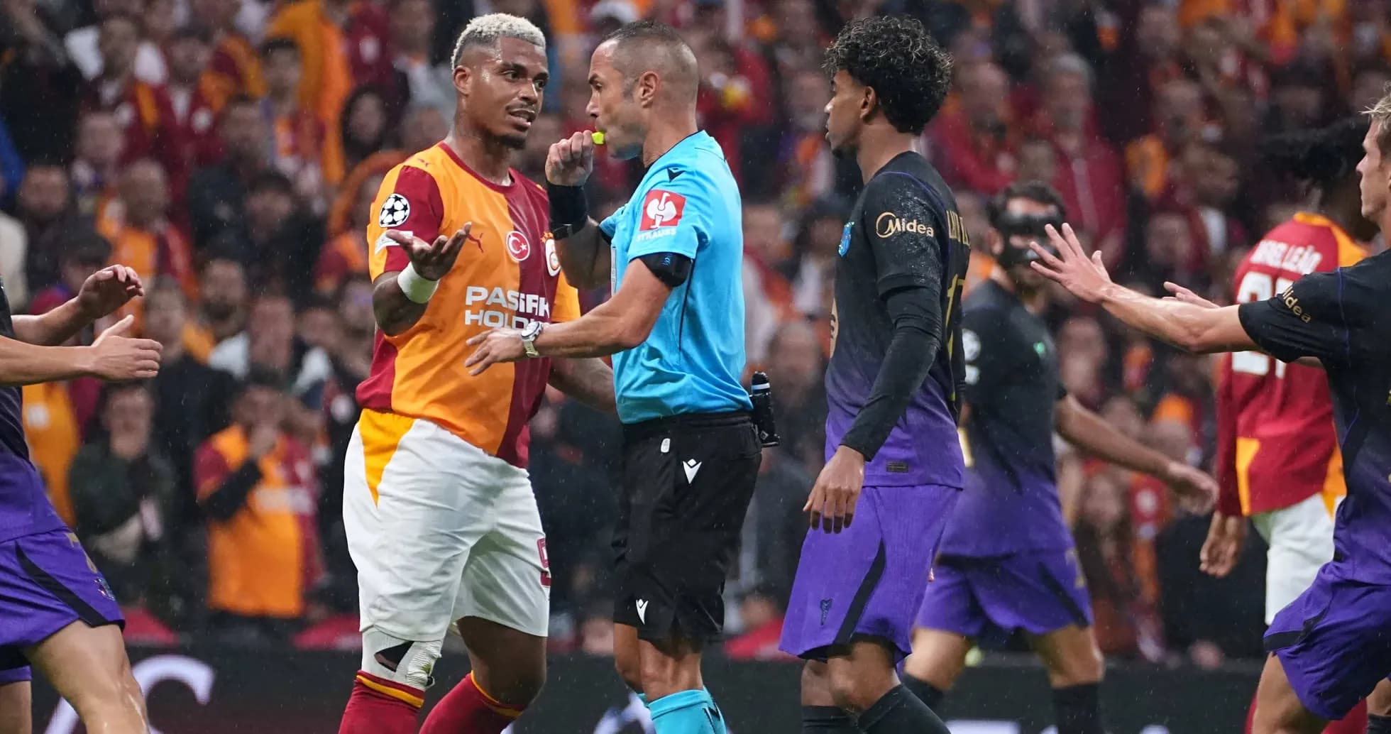 Jugadores discutiendo con árbitro en partido de fútbol