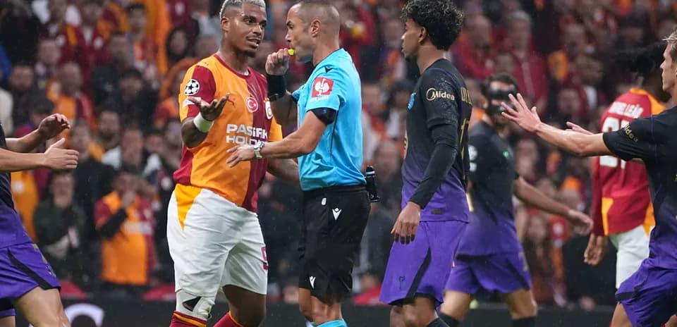 Jugadores discutiendo con árbitro en partido de fútbol