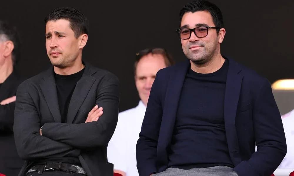 Dos hombres en la grada durante un evento deportivo
