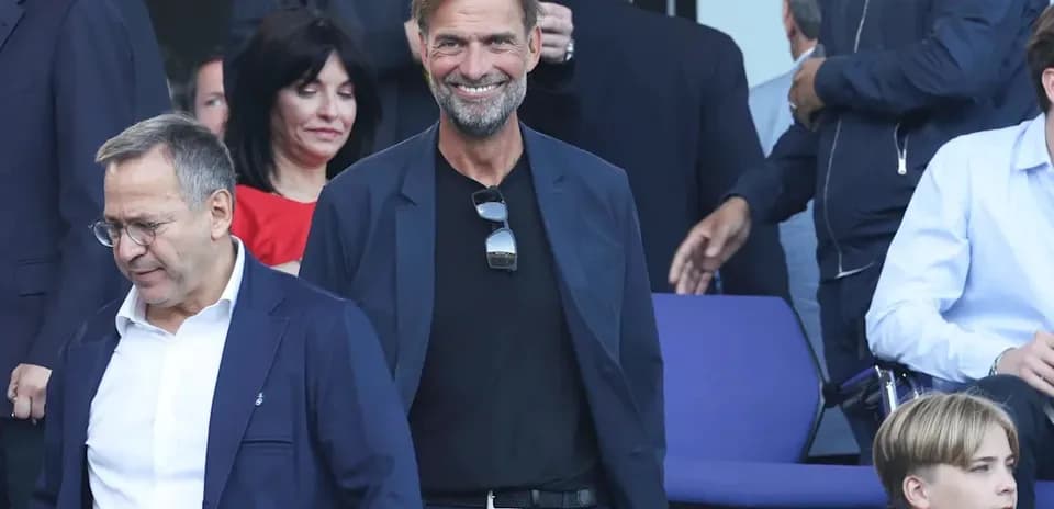 Entrenador sonriente en evento deportivo con espectadores