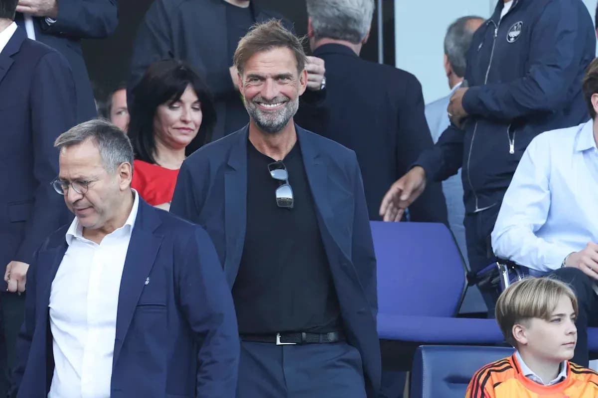 Entrenador sonriente en evento deportivo con espectadores