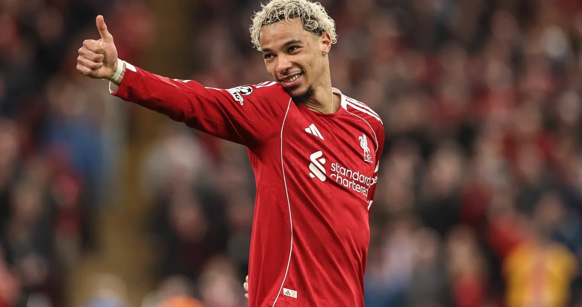 Jugador de Liverpool celebrando con pulgar hacia arriba