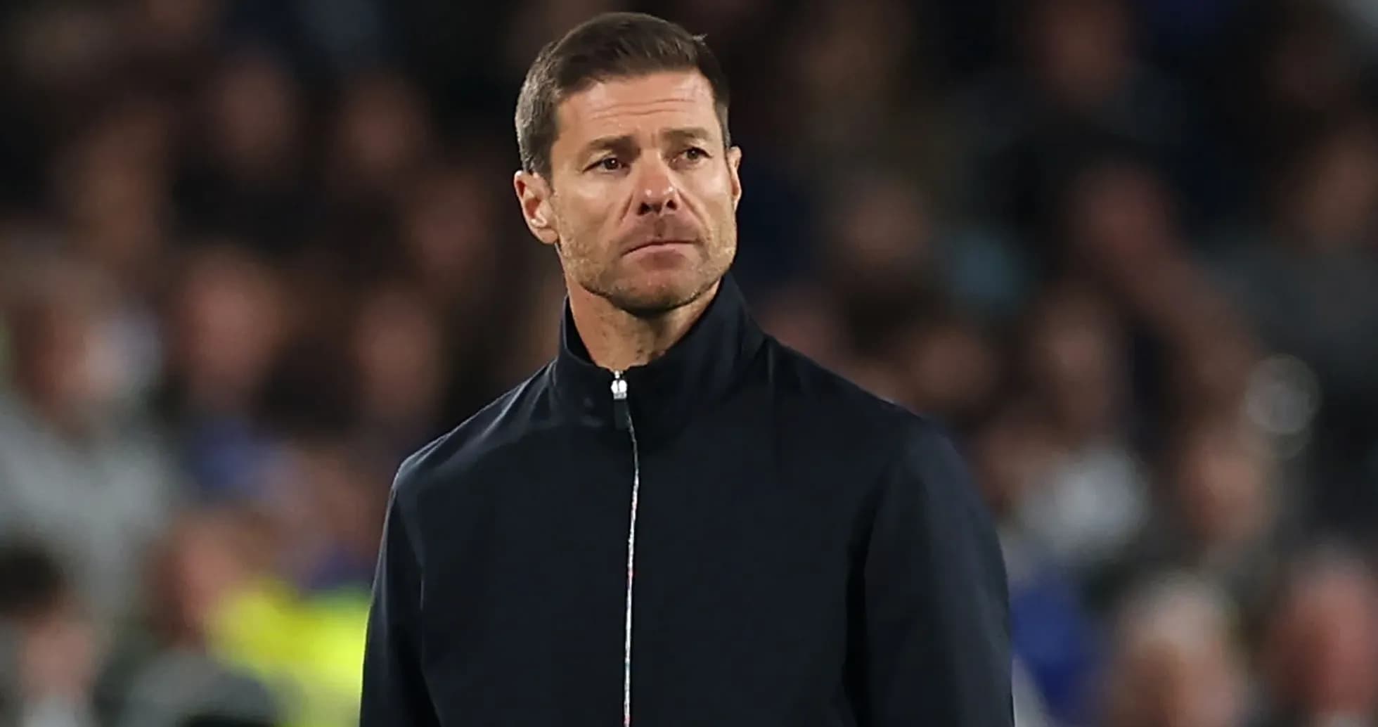 Entrenador observando el partido desde la línea lateral