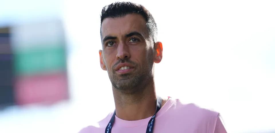 Jugador con camiseta rosa en el estadio