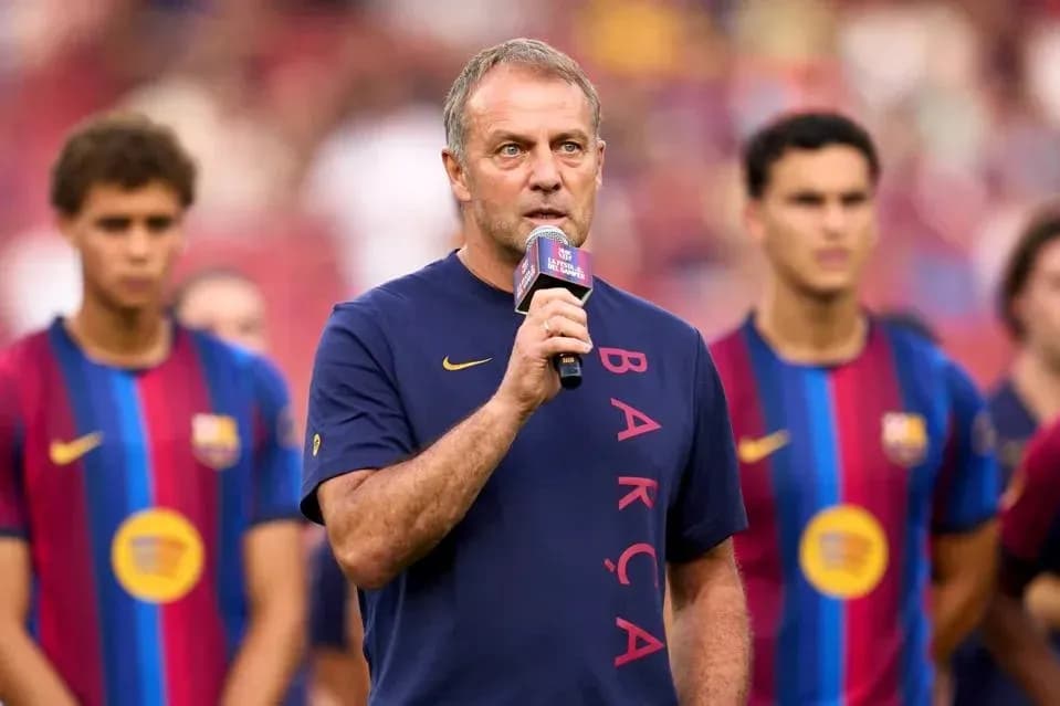 Entrenador hablando en evento con jugadores de Barça