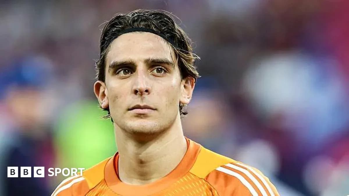 Portero con uniforme naranja en el campo