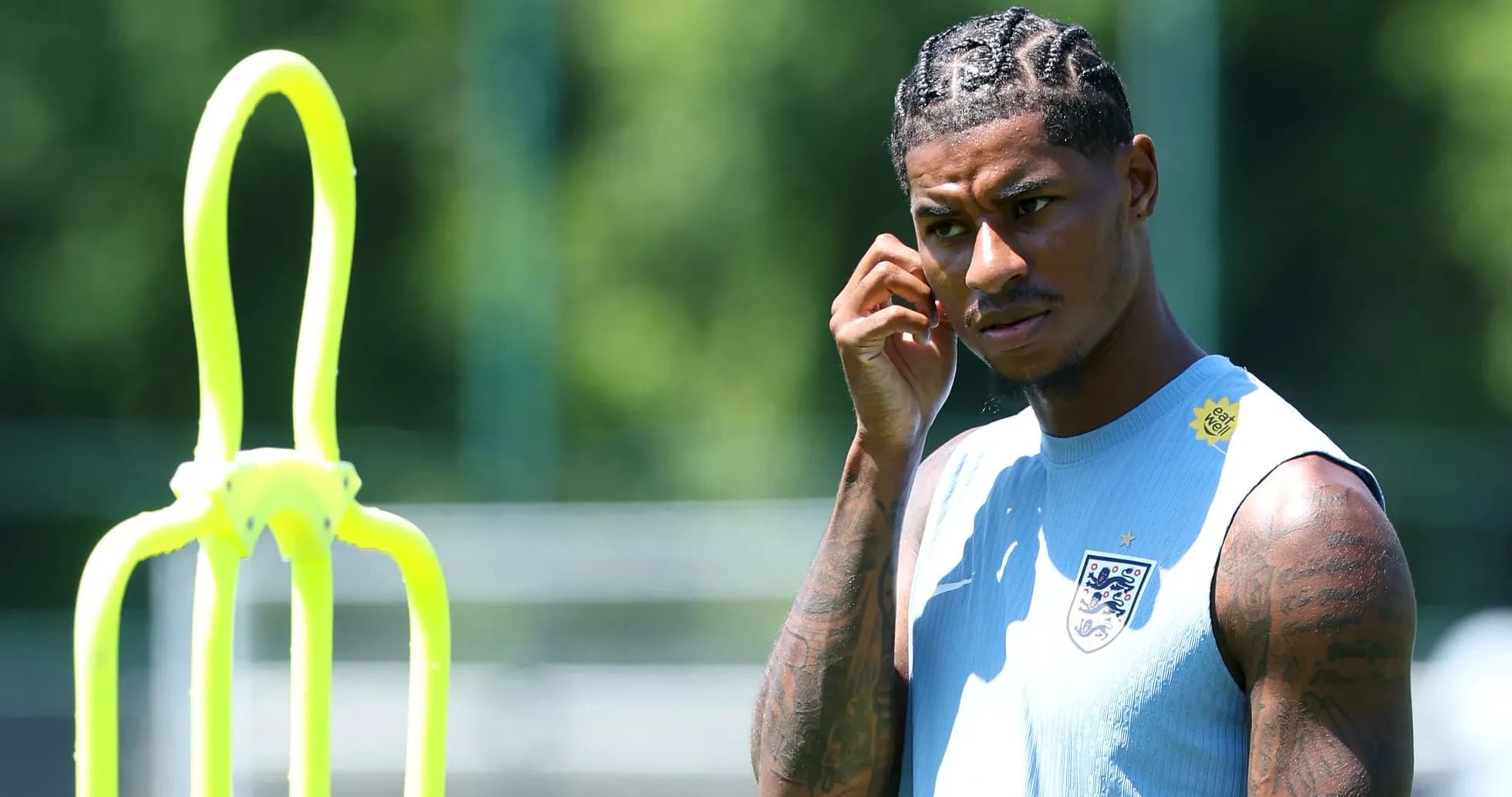 Jugador en entrenamiento con un maniquí de práctica