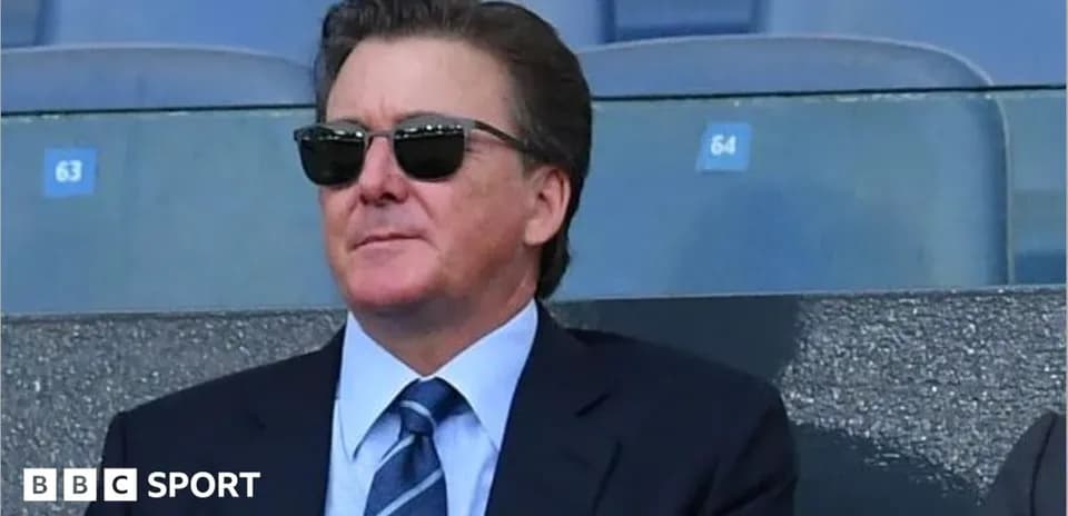 Hombre con gafas de sol en gradas del estadio