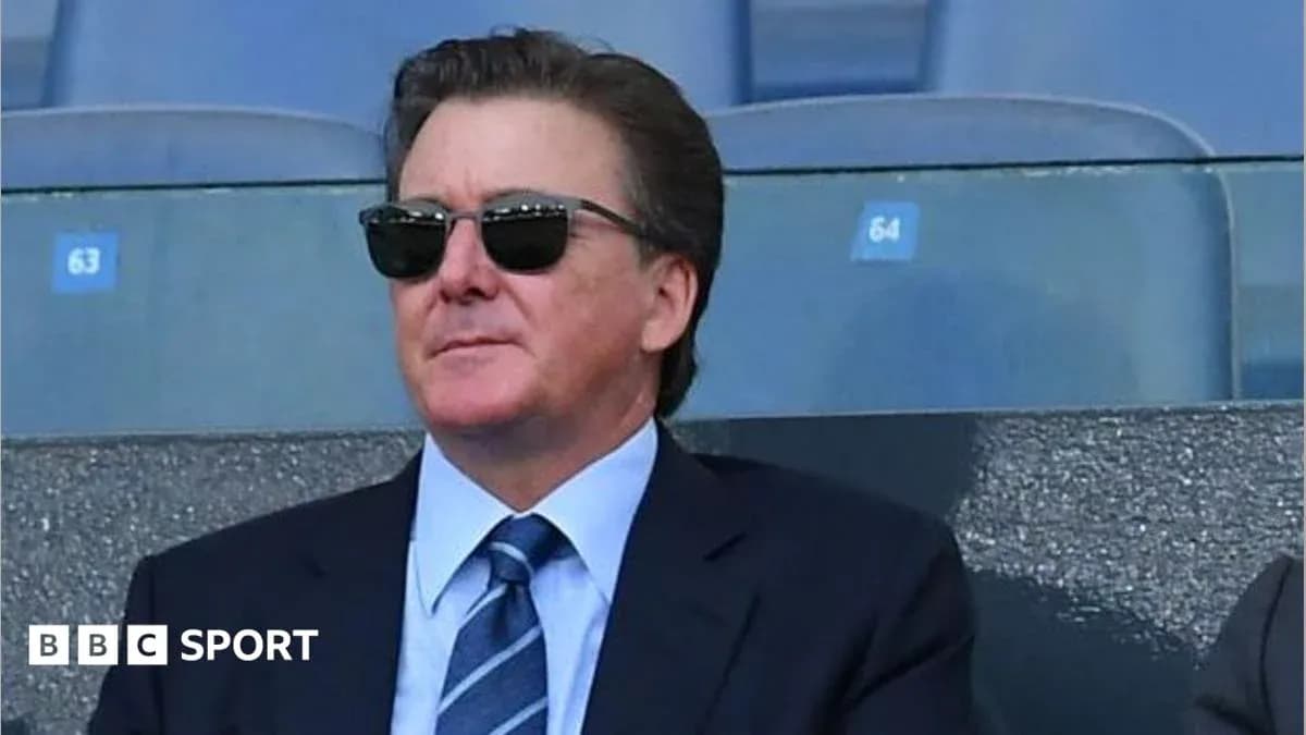Hombre con gafas de sol en gradas del estadio