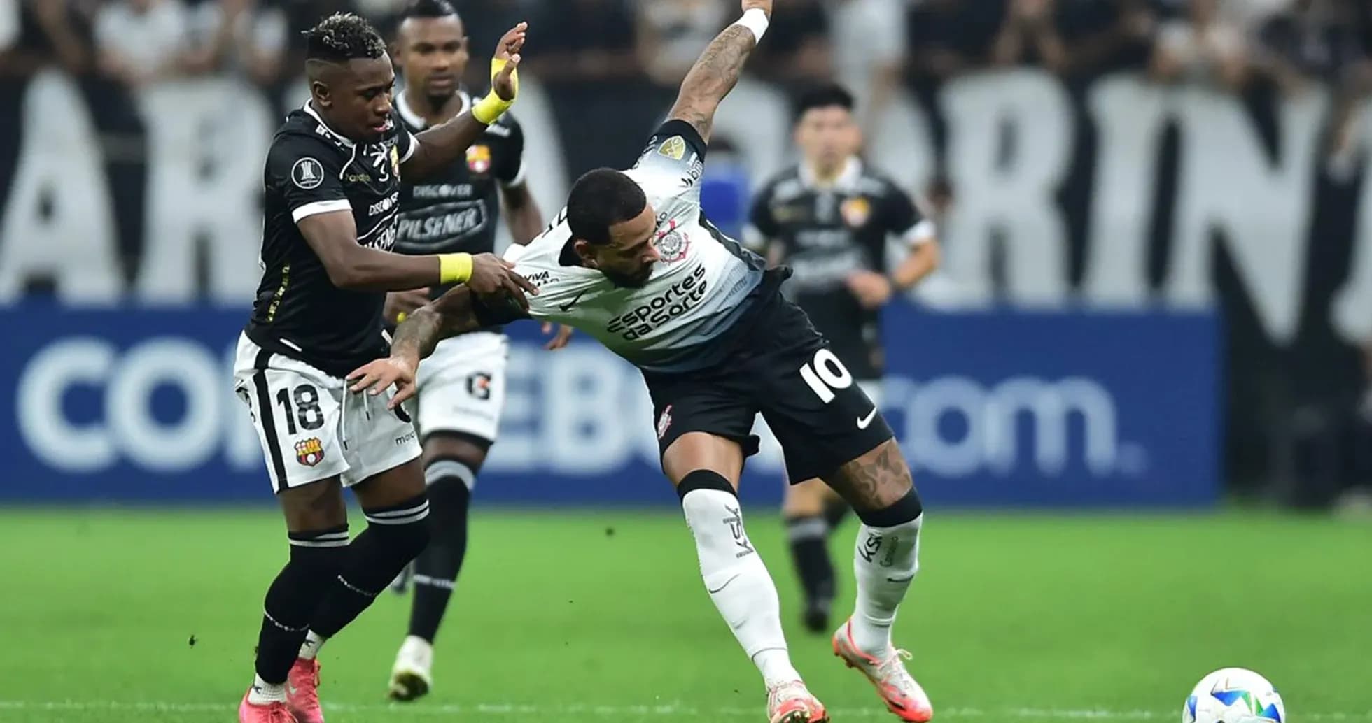Jugador de Corinthians en acción contra Vasco