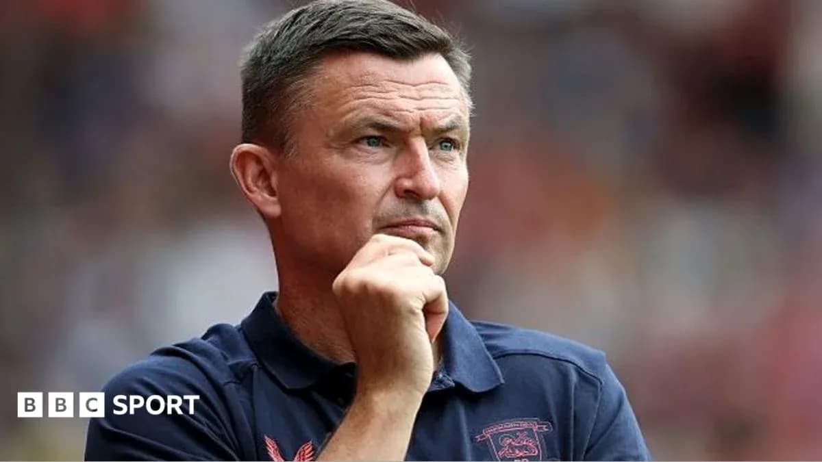 Entrenador pensativo en el campo de fútbol