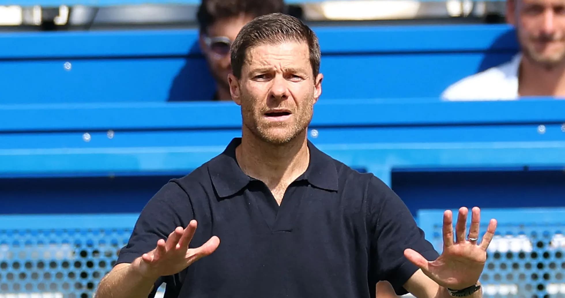 Entrenador dando instrucciones desde la banda del campo