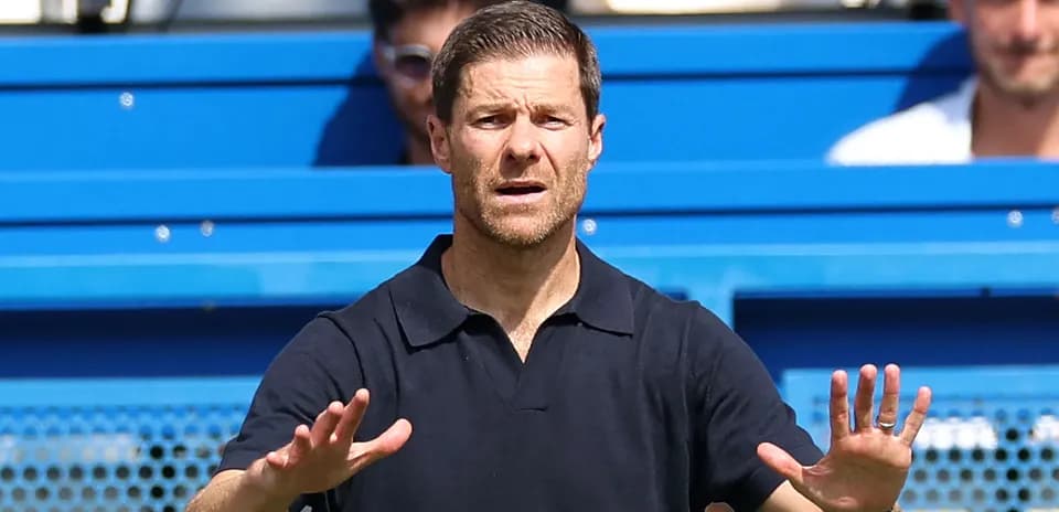 Entrenador dando instrucciones desde la banda del campo