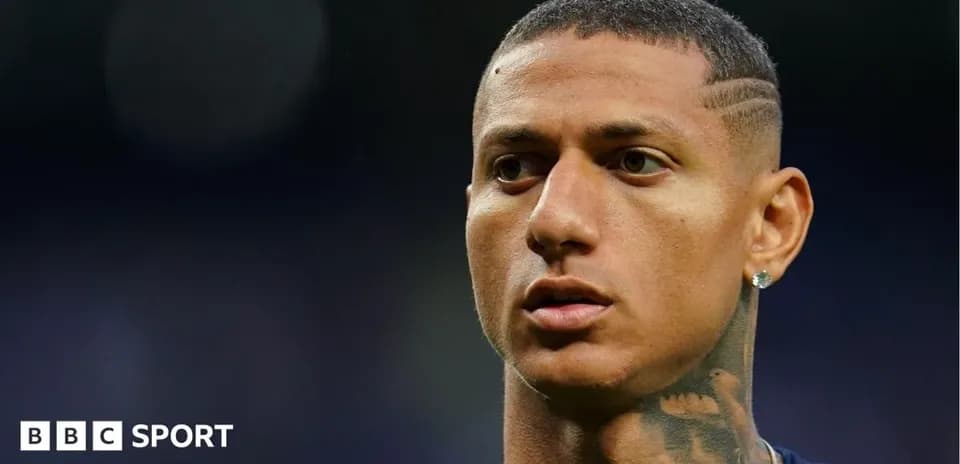 Jugador en primer plano con tatuajes y pendientes