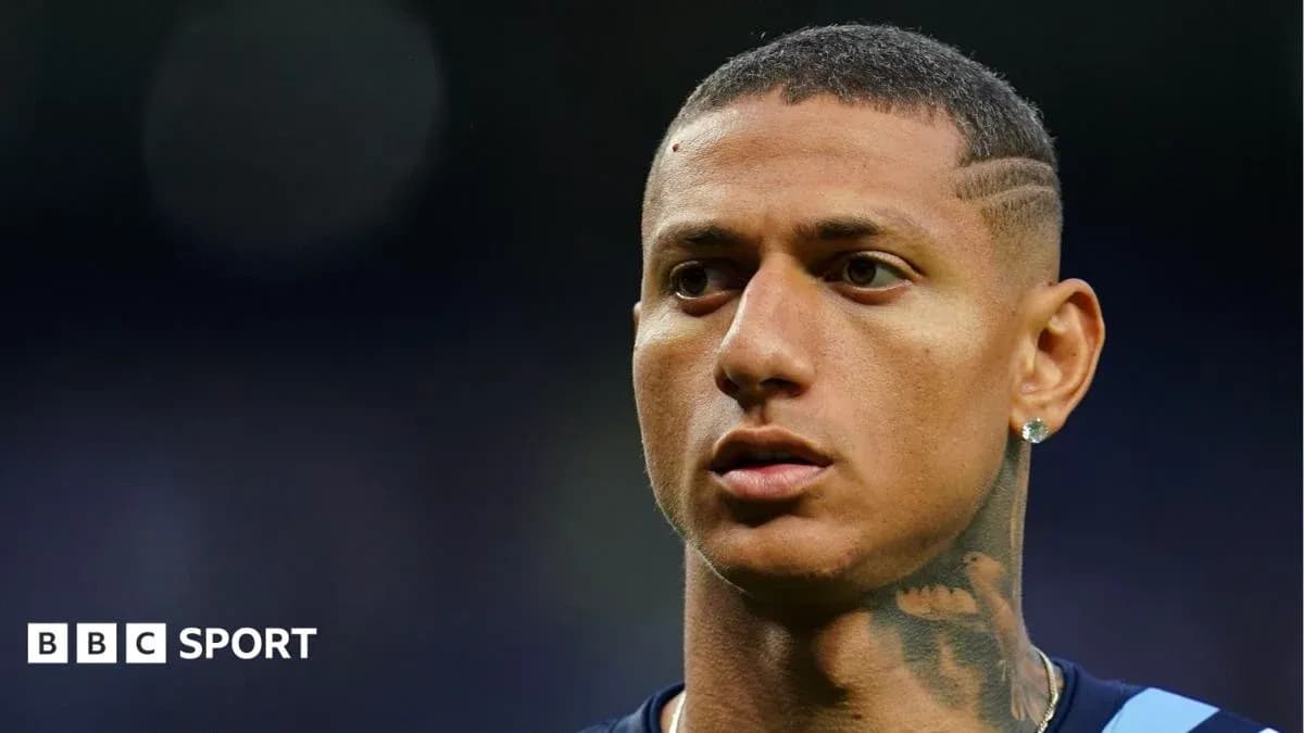 Jugador en primer plano con tatuajes y pendientes
