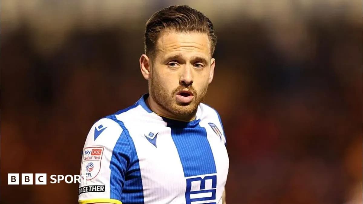 Jugador de fútbol en uniforme de equipo durante el partido