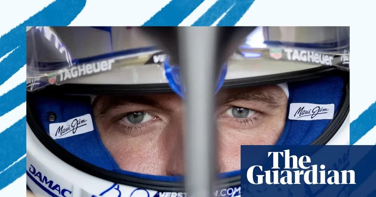 Conductor en casco de carreras concentrado antes de la carrera