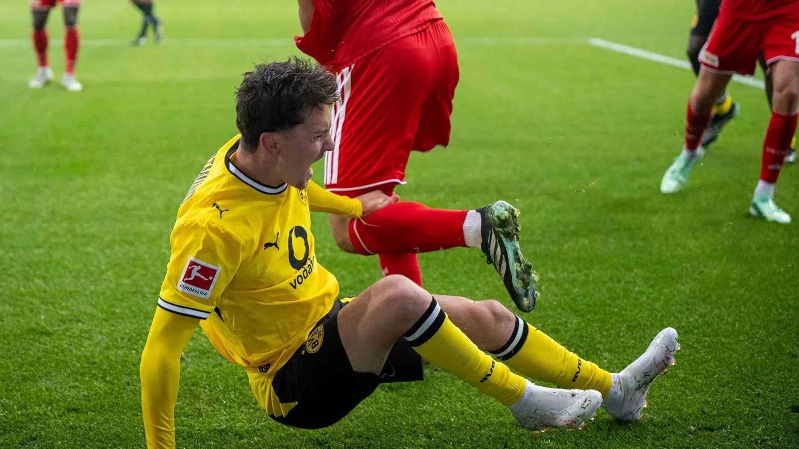 Jugador de Borussia Dortmund cae tras un tackle